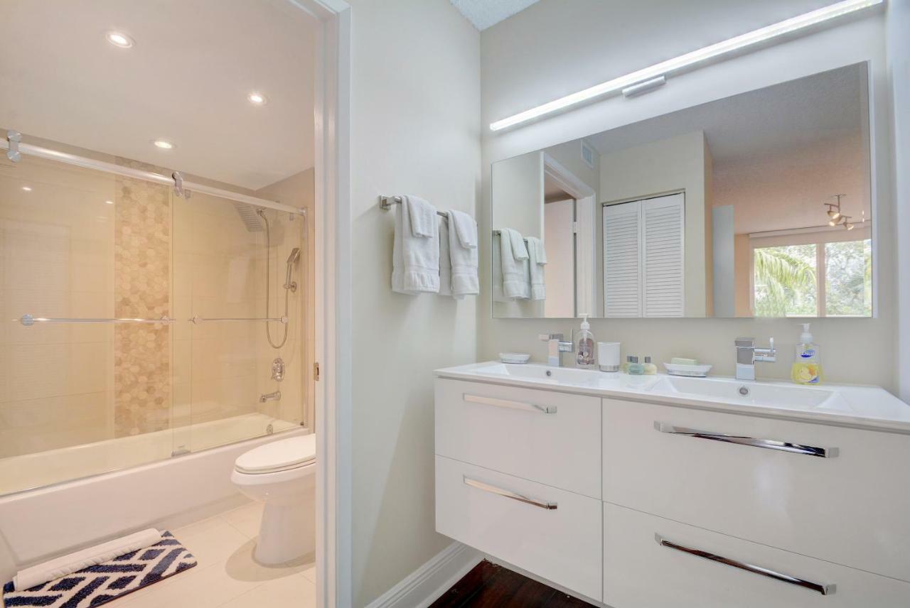 Renovated 2/2 Unit At Yacht Club/Aventuraアパートメント エクステリア 写真